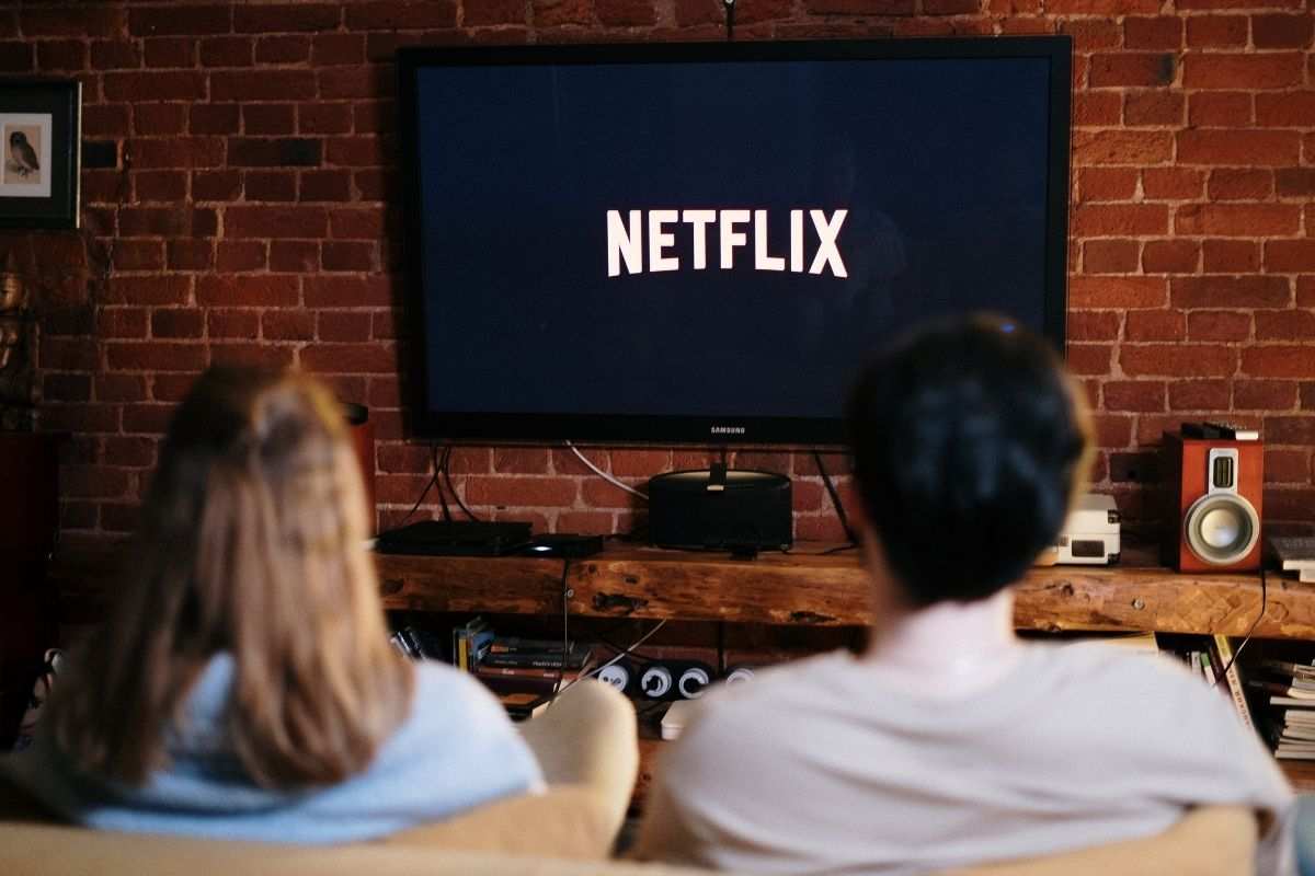 Coppia guarda Netflix alla tv