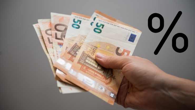 banconate 50 euro in mano - simbolo percentuale